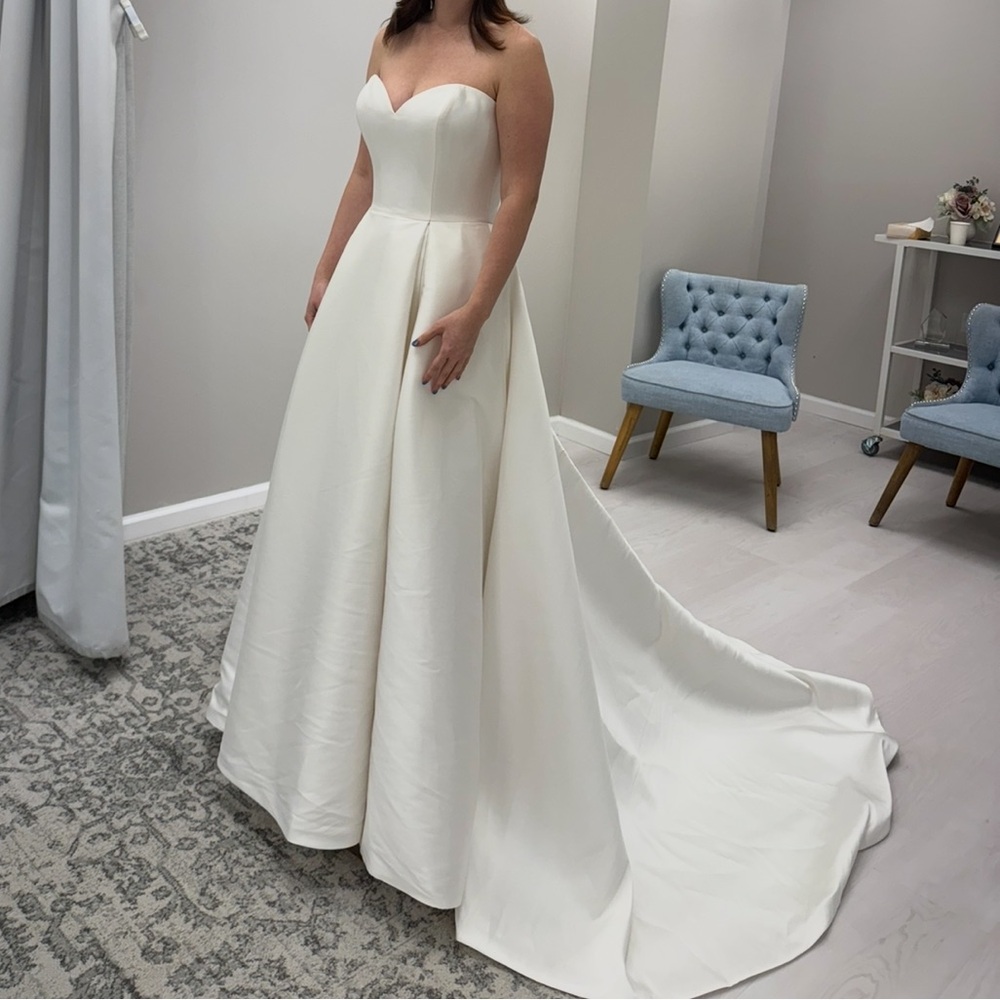 Elegant Ivory White Wedding Dress